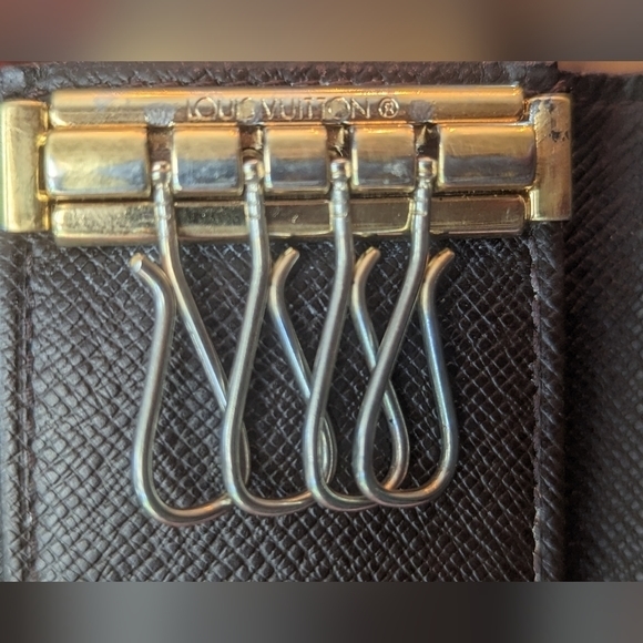 EUC Louis Vuitton Demier 4 ring key holder Snap is perfect, no flaws on edges - Picture 3 of 12